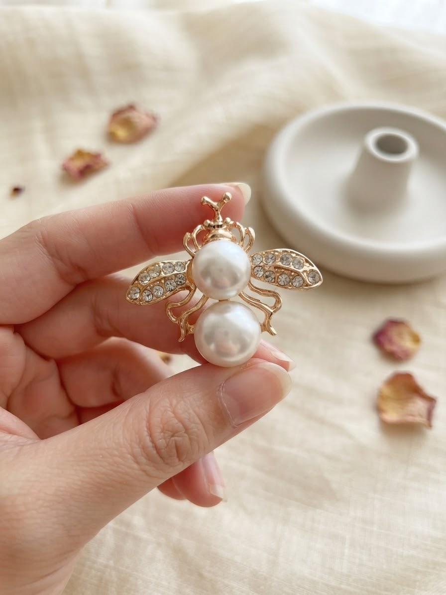 Pearl bee brooch pin