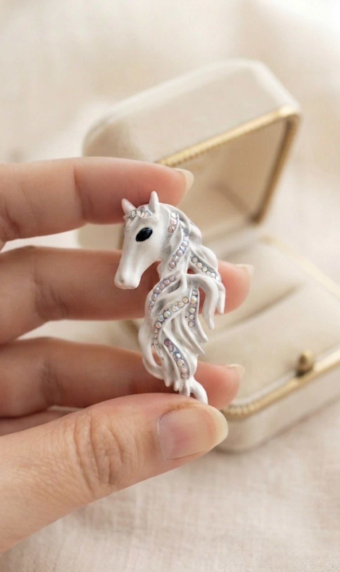 Horse brooch